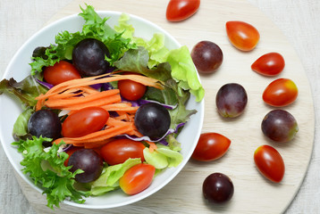 Obraz na płótnie Canvas salad and organic food for diet and healthy