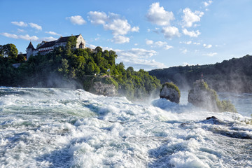 Rheinfall, Wasserfall bei Neuhausen, tosende Wassermasse, Schloss Laufen