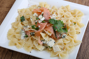 Pasta with salmon and cheese