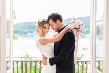 Glückliches Brautpaar bei der Hochzeit 