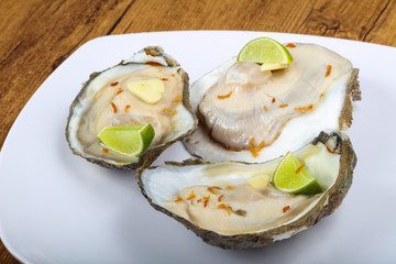 Raw oysters with lime