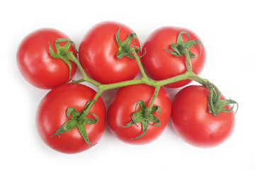 pomodori rossi tondi isolati su sfondo bianco