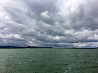 Fototapeta na wymiar See mit Wolken vor dem Gewitter