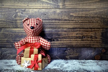 Weihnachtlicher Hintergrund - Teddy mit Geschenken