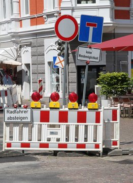 Absperrung eeiner Stra&szlig;enbaustelle mit Barken Warnlicht und Schildern