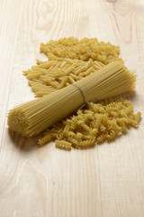 Pasta variada sobre mesa de madera