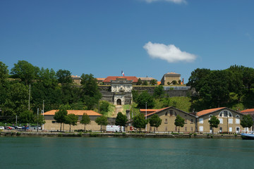 Citadelle de Bayonne face à l'Adour