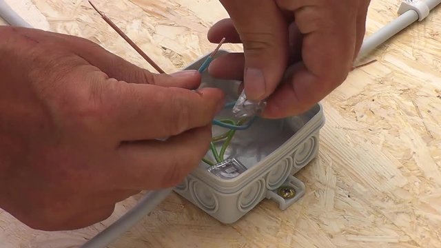 Abzweigdose wird angeschlossen