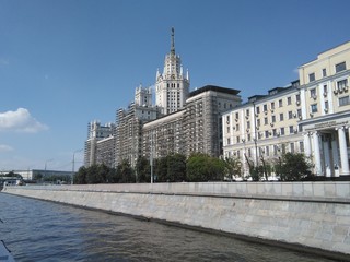 Fototapeta na wymiar immeuble Stalinien sur les berges de la Moscova