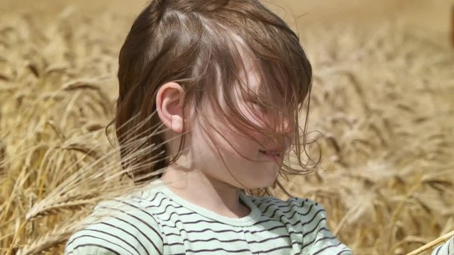 jeune fille dans un champ de bl&eacute;