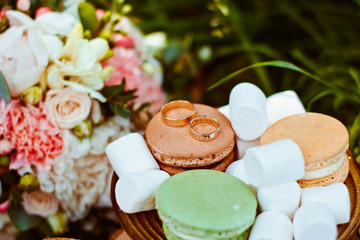 Obraz na płótnie Canvas Beautiful engagement ring with marshmallows and biscuits