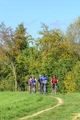 Obraz premium Senioren-Radtour in herbstlicher Landschaft