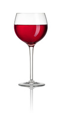 Glas mit Rotwein vor einem weißem Hintergrund