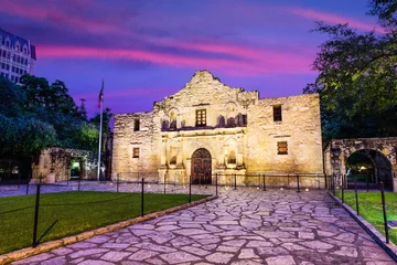 Store enrouleur occultant sans perçage Travaux détablissement The Alamo in San Antonio, Texas, USA at Dawn.