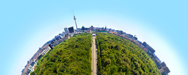 Fototapeta premium Panorama nad Berlinem z Siegessäule jako Little Planet