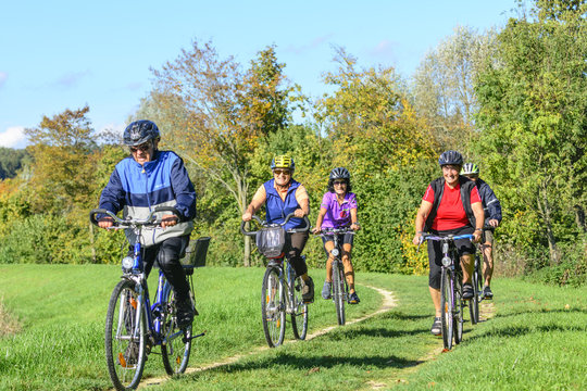 gutgelaunte Senioren genießen ihre Radtour im Oktober
