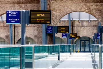 Foto auf Acrylglas Bahnhof Digitale Fahrpläne und Bahnsteigschilder am Bahnhof Kings Cross, London, UK