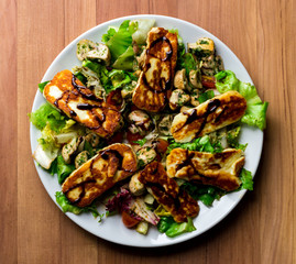 Gegrillter Halloumi auf Salat