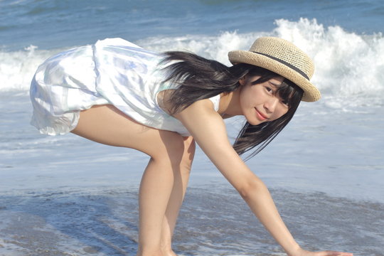 浜辺で遊ぶ女性 鎌倉