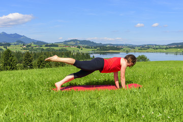 Obraz premium Krafttraining nach Pilates in idyllischer Natur
