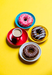 Obrazy na Plexi  pączki i filiżanka kawy