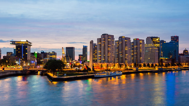 Rotterdam, Holland, Skyline zur blauen Stunde 