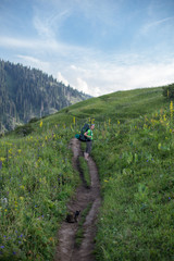 Obraz premium tourist hiking at mountain