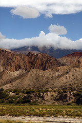 Montañas multicolores en el desierto de la Puna, Salta, Argentina