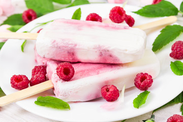 Yogurt popsicles with fresh raspberry
