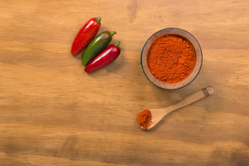 Pimenton y chiles en una mesa