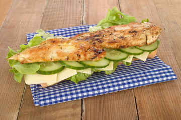 Hähnchen- Gurken- Käse Sandwich