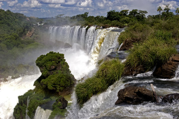 Fototapeta premium Vista panorámica de las Cataratas del Iguazú, Argentina y Brasil