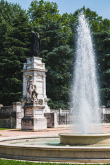 Obraz premium Statue of Virgilio and fountain in Mantua