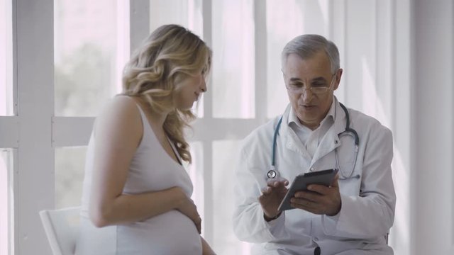 Pregnant woman visiting experienced doctor