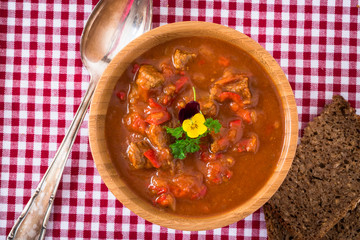Gulasch mit Vollkornbrot