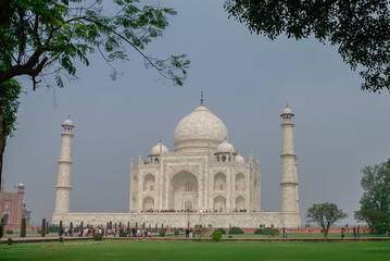 Obraz premium The Taj Mahal is an ivory-white marble mausoleum on the south bank of the Yamuna river in the Indian city of Agra, Uttar Pradesh. India
