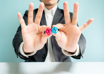 サイコロを持つビジネスマン