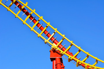 Spiralf&ouml;rmige Schiene einer Achterbahn