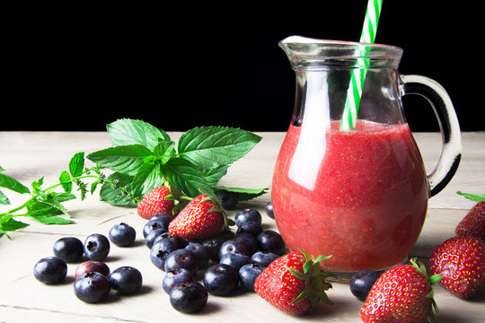 frapp&egrave; alla fragola e mirtilli