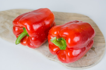 zwei rote paprika