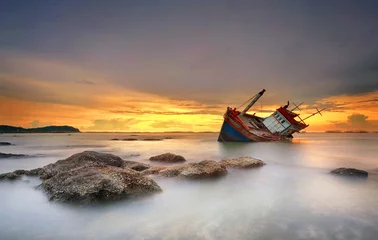 Selbstklebende Fototapete Foto des Tages Schiff bei Sonnenuntergang in Chonburi, Thailand, zerstört