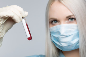 Krankenschwester mit Blutprobe