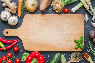 Spice kruiden en groenten frame voedsel achtergrond en lege snijplank