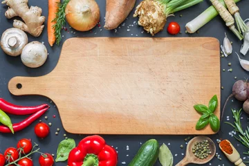 Foto op Plexiglas Eten Spice kruiden en groenten frame voedsel achtergrond en lege snijplank