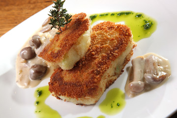 potato cutlets with mushroom sauce