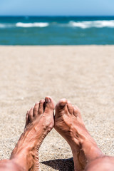 Füße am Sandstrand