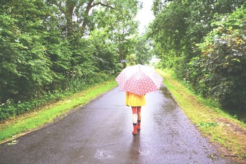 Regentag im Sommer - Kind Spielt draußen im Regen