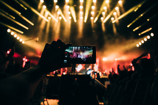 Taking Photos in a Rock Concert with a Mobile PHone