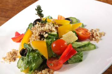 Salad with walnuts and vegetables