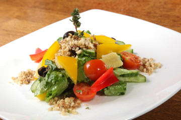 Salad with walnuts and vegetables